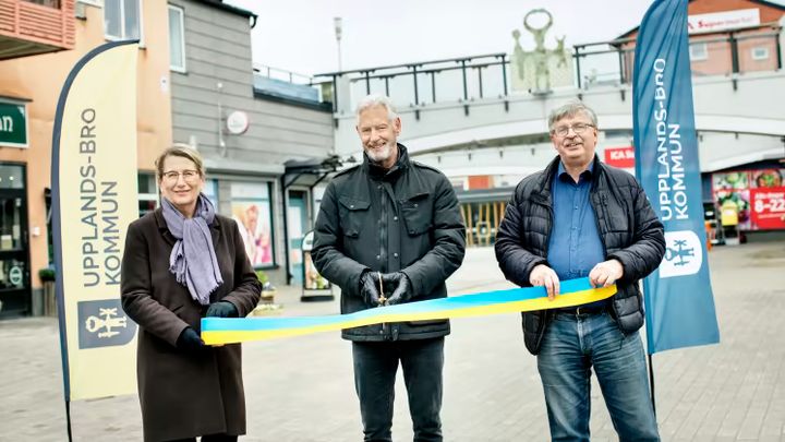Lisa Edwards (C), kommunalråd, Fredrik Kjos (M), kommunstyrelsens ordförande och Martin Normark (L), kommunalråd inviger projektet Omdaning Bro.