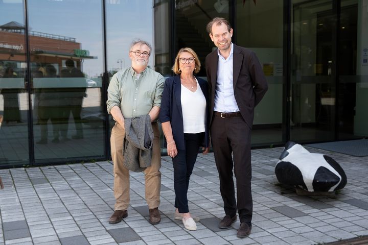 Annika Friberg (M), kommunstyrelsens ordförande Upplands-Bro kommun och Karl Lilja, ordförande Hemtag samt Rutger Källén, CFO Hemsö
