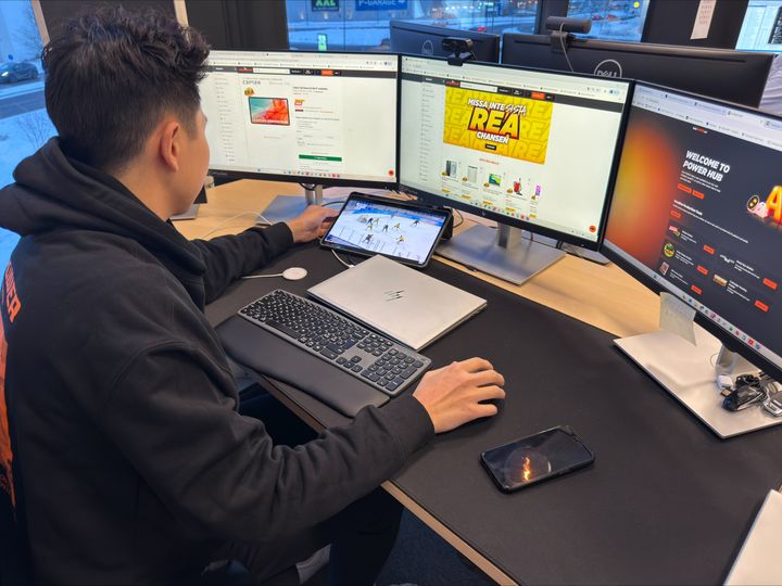 Lala Liu, säljchef på POWER, håller koll på jobbet och hockeymatchen.