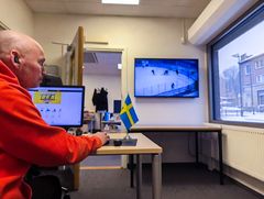 Benny Humby, säljchef på POWER, kollar hockey på jobbet.