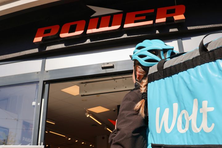 Kraftfullt samarbete: Power och Wolt lanserar snabbleverans av elektronik.