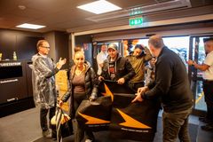 De första kunderna, Belinda Roth och Billy Green, går in i det nya POWER-varuhuset i Halmstad