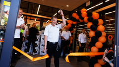Butikschef Robin Gotin klipper bandet på den nyrenoverade butiken.