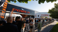 Solen sken på de som sökt sig till nyöppningen av POWER i Torpavallen.