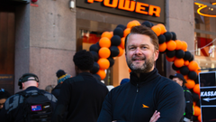 Magnus Kreuger, vd på Power, på en mycket lyckad öppningsdag i Kungsgatan.