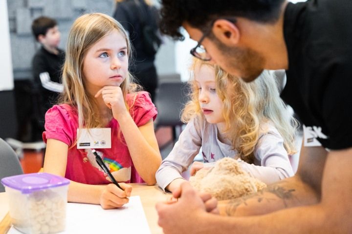 Unga matematikintresserade elever träffas på BTH för att lära sig mer om matematik.