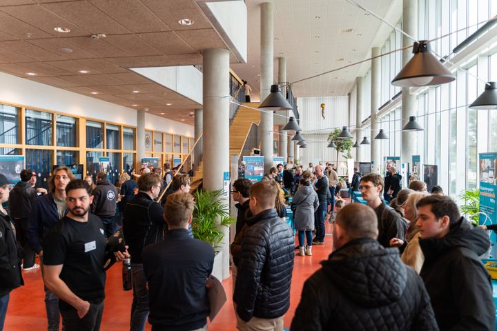 En livlig folksamling inomhus på öppet hus vid BTH.
