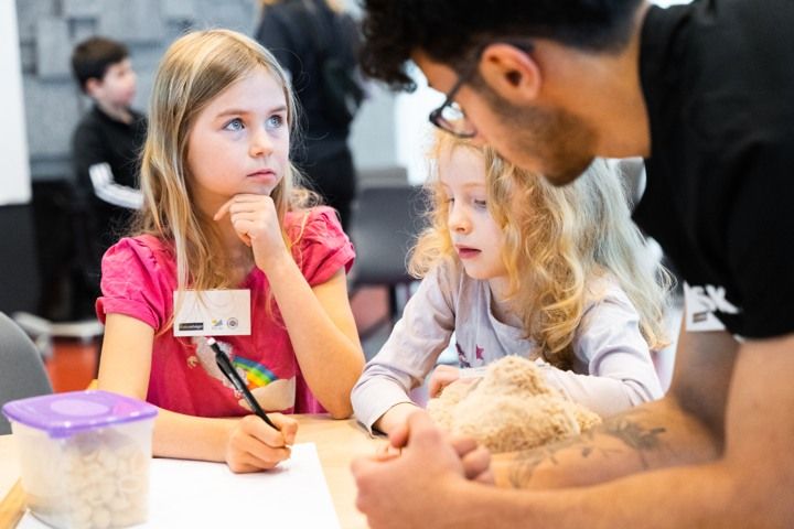 Ett 100-tal elever med brinnande intresse för matematik träffas på BTH för att diskutera matematiska utmaningar och kreativa lösningar.