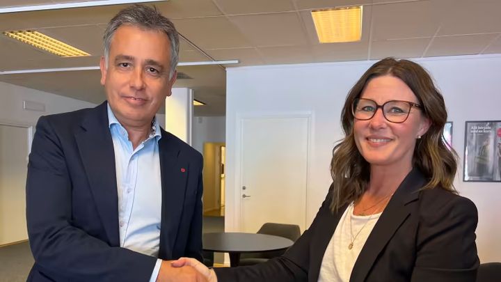 Folkuniversitetet och Campus Dalsland har tecknat en avsiktsförklaring om långsiktig samverkan. På bilden: Marcus Hallberg, biträdande stiftelserektor på Folkuniversitetet och Kristina Sandström, verksamhetsledare på Campus Dalsland.