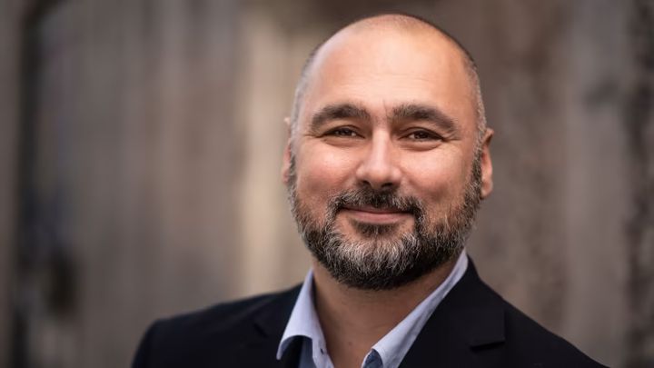 Alexander Petrovic ansvarar för Folkuniversitetet i Göteborgs utbildning till kontakttolk i ukrainska. Foto: Harald Nilsson