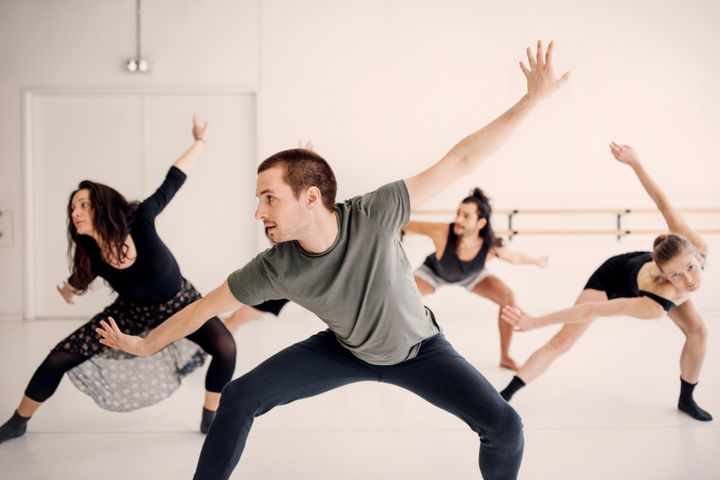 Hösten 2023 startar en ny folkhögskoleutbildning i dans i Umeå. Danslinjen vänder sig till den som vill fördjupa sina kunskaper inom dans med fokus på teknik, scen och eget skapande.