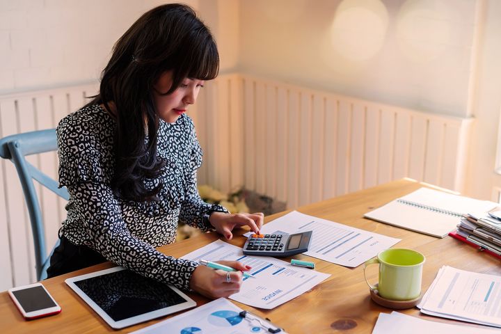 Kvinna jobbar med bokföring i lugnt tempo.