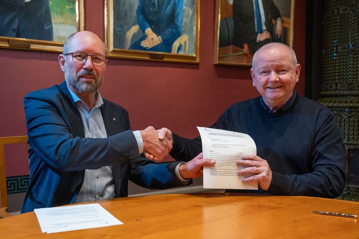 Avsiktsförklaringen undertecknades av Olof Olsson, stiftelserektor vid Folkuniversitetet Region öst och Hans Adolfsson, rektor vid Stockholms universitet.
