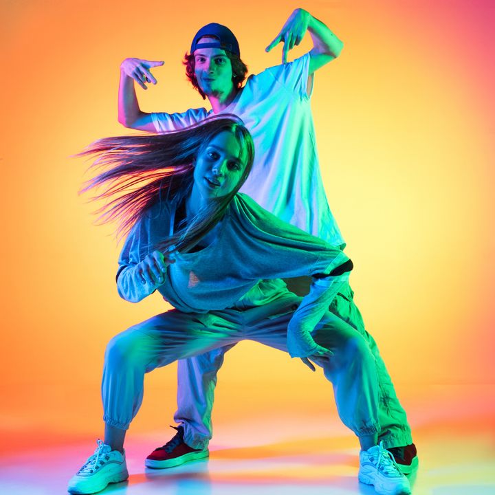 Två dansande ungdomar, en kille och en tjej.