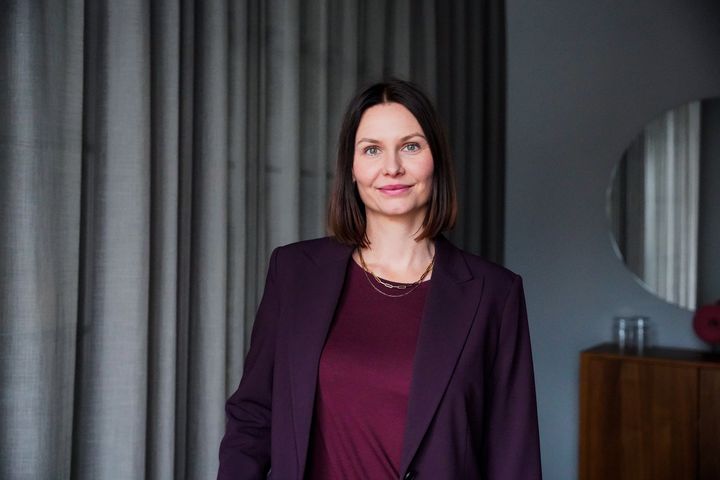 Även om det totala antalet jobbannonser ökar är arbetsmarknaden splittrad. Många regioner och yrkeskategorier har det fortsatt tufft, menar Anita Rae, arbetsmarknadschef på Jobbland och Jobbsafari