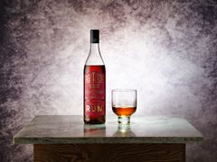 Agitator Chestnut Reserve Rum bakgrund glas highres