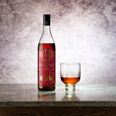 Agitator Chestnut Reserve Rum Bakgrund glas