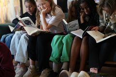 Alla Sveriges årskurs 4-klasser får möjlighet till ett gratis bok- och inspirationspaket från Den stora läsutmaningen 2024.