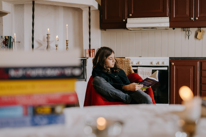 Allt fler väljer att tänka på julens läsning i god tid. För Adlibris innebär det att Black Week har blivit en tydlig temperaturmätare på vilka berättelser, författarskap och format som kommer att följa med in i julhelgen.