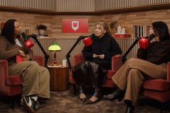 Adlibris nya podcast Shelf control leds av programledaren Amie Bramme Sey. I premiäravsnittet medverkar författaren Amanda Romare tillsammans med poddprofilen Cassandra Klatzkov.