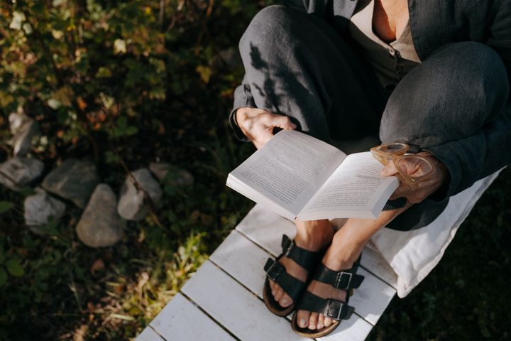 Sju av tio planerar att läsa en fysisk bok i sommar. Gen Z använder boken för att minska sin skärmtid i högre utsträckning än äldre generationer.