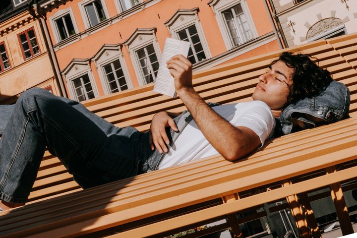 En ny undersökning från Verian, genomförd på uppdrag av Adlibris, visar att 73 procent planerar att läsa minst en fysisk bok i sommar. Samtidigt önskar 78 procent att de läste mer än de gör i dag.