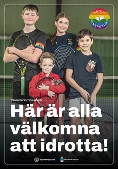 Fyra unga tennisspelare står på tennisplan.