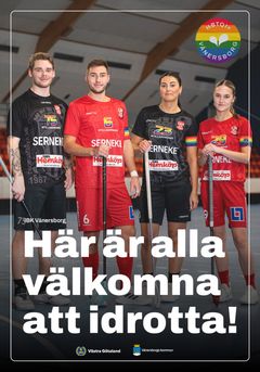 Fyra innebandyspelare står i sina matchdräkter med innebandyklubber i handen.