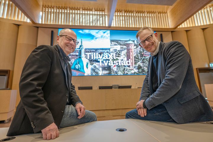 Benny Augustsson (S), kommunstyrelsens ordförande i Vänersborg och Peter Eriksson (M), kommunstyrelsens ordförande i Trollhättan ser stora vinster med att samordna samhällsplaneringen i gränsområdet mellan kommunerna.