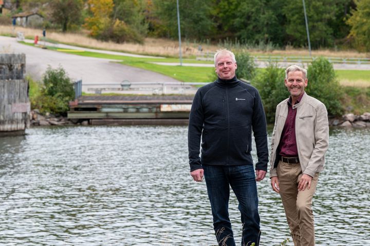 Daniel Jerling, tf samhällsbyggnadschef i Vänersborgs kommun och Erik Froste, rederichef för Trafikverket Färjerederiet vid platsen där vägfärjan Linea kommer att ligga.