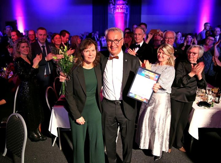 Lars Salonen fick 2023 ta emot Vänersborgsgalans hederspris Näringsliv, här med kommundirektör Lena Tegenfeldt som delade ut priset.