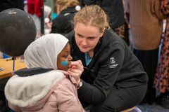 Ett barn får en ansiktsmålning.