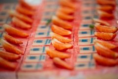 Bild på flera bakelser med rosa glasyr och tårtdekorationer.