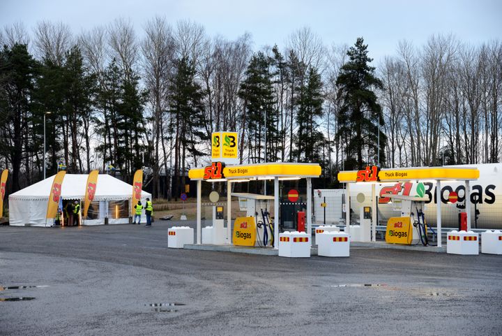 En%20St1%20Truck-station%20d%E4r%20ett%20vitt%20t%E4lt%20finns%20f%F6r%20platsen%20f%F6r%20invigningen.%20Gula%20St1-beachflaggor%20st%E5r%20utanf%F6r%20det%20vita%20t%E4let.