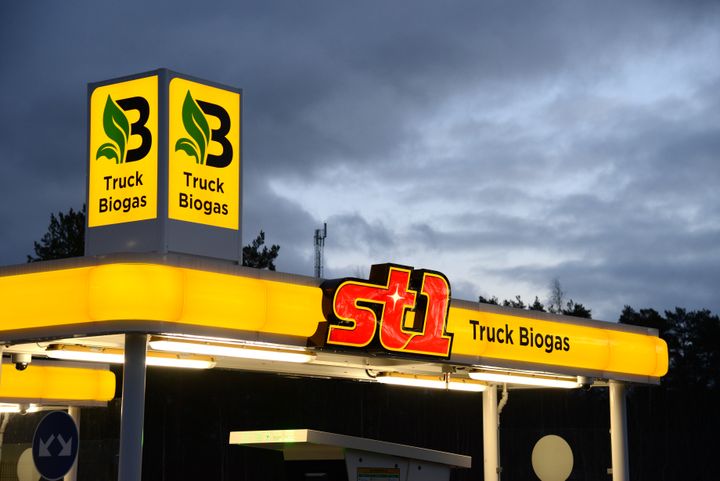 Gult%2C%20upplyst%20sk%E4rmtak%20p%E5%20LBG-stationen%20i%20Jordbro.%20Det%20%E4r%20kv%E4ll%20och%20en%20r%F6d%20logotype%20St1%20och%20ett%20B%20f%F6r%20biogas%20lyser%20p%E5%20sk%E4rmtaket.