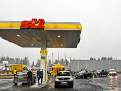 Flera bilar bildar kö in till den gula St1-stationen i Ludvika.