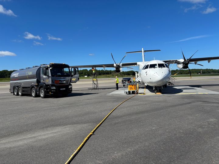 Tankning med hållbart flygbränsle (SAF) på Bromma flygplats inför flygningar mellan Bromma och Visby under Almedalsveckan. Initiativet genomförs i samarbete mellan St1, Grafair och Brommaflyg.