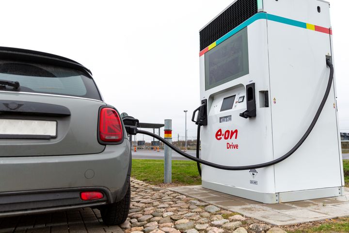 Andelen el- eller vätgasdrivna fordon ökar på Øresundsbron. Kunderna har möjlighet att ladda sina fordon vid betalstationen.