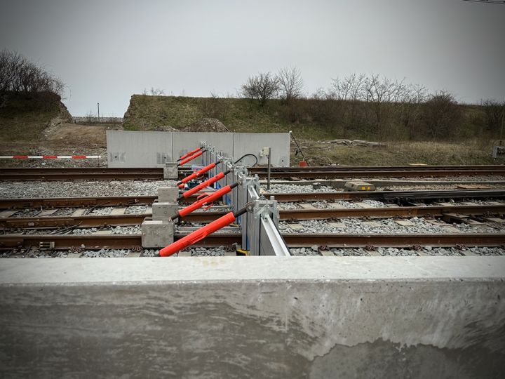 Ett mobilt skydd mot stormflod kan aktiveras på järnvägen till och från Öresundstunneln.