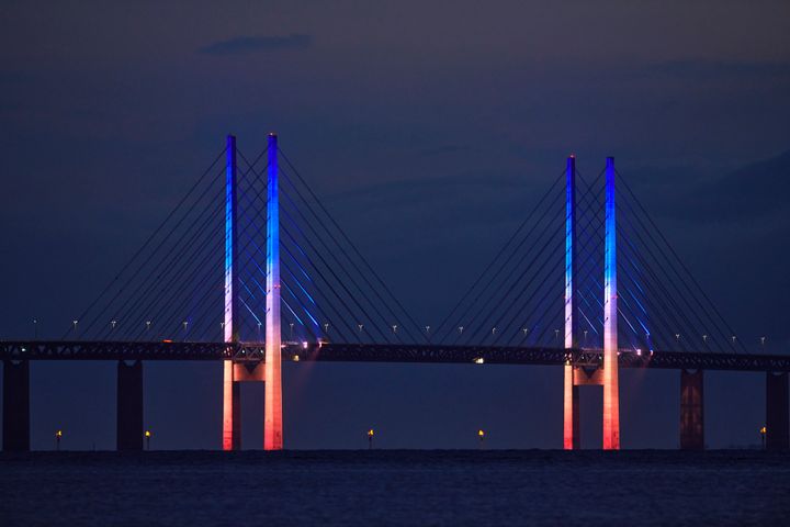 Øresundsbrons pyloner lyser upp i flera färger under Copenhagen Light Festival 2025.