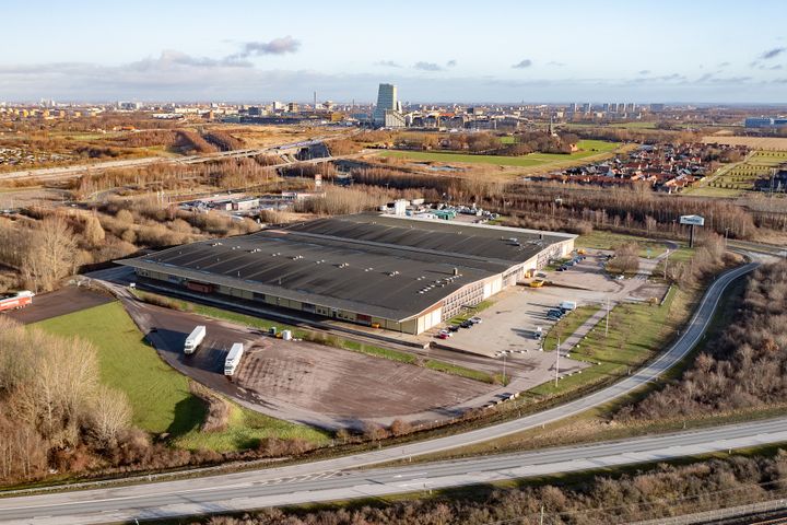 Flygfoto över en lastbilsterminal i Malmö med parkeringsplatser för lastbilar runtom.