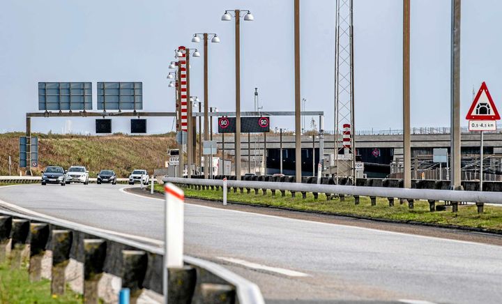 Ett kranarbete vid utbyggnaden av stationen på Köpenhamns flygplats påverkar trafiken på Öresundsmotorvägen från den 20 oktober.