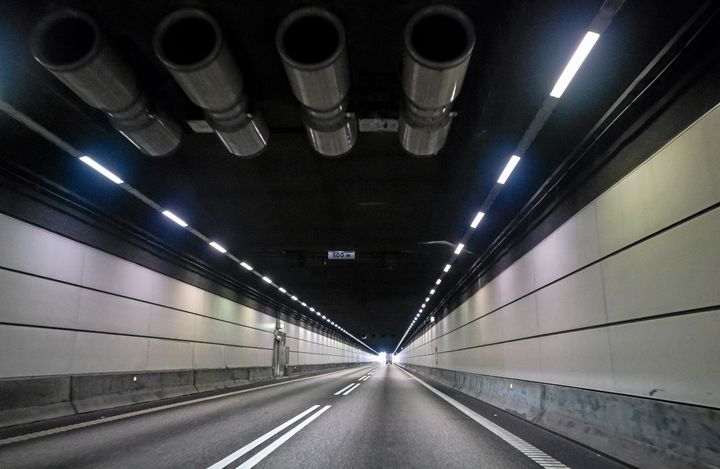 Bild av en väg i Øresundsbrons tunnel med belysning i taket.