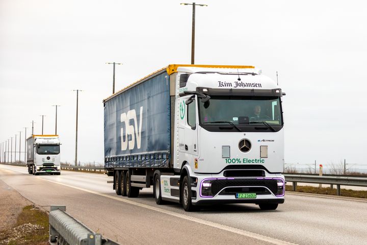 Två ellastbilar kör på en väg över Øresundsbron.