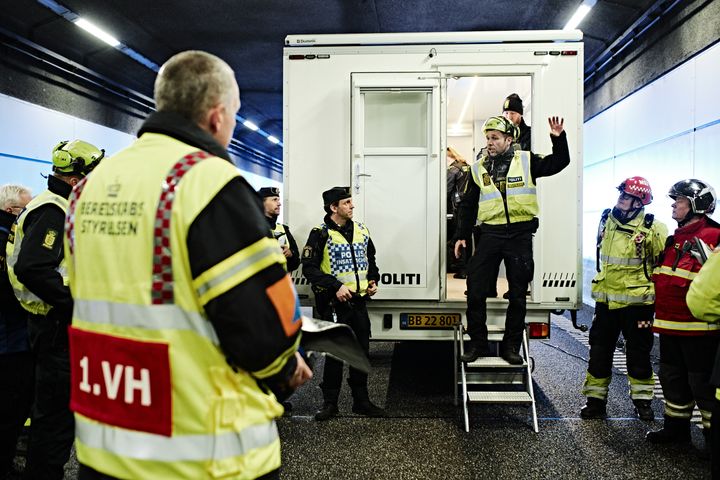En övning pågår vid Öresundsförbindelsen med räddningspersonal och polis vid en vit lastbil.