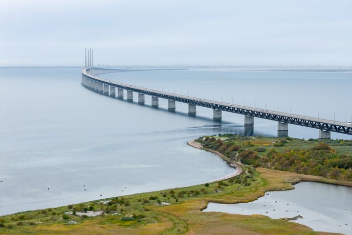 Øresundsbron över Öresund sedd från den svenska kusten.