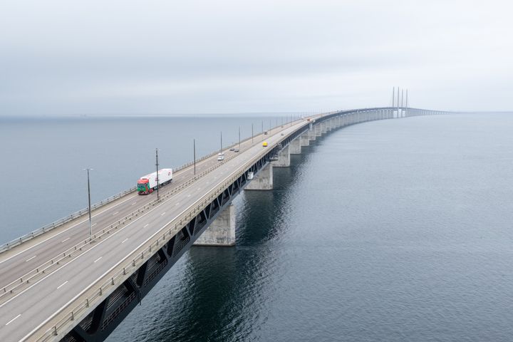 Extra långa lastbilar, så kallade modulekipage, går nu på el över Øresundsbron.
