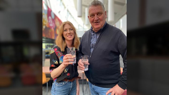 Hållbarhetsansvarig Johanna Gadd och Scandinaviums restaurangchef Yngve Olausson välkomnar testet med flergångsglas.