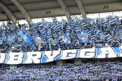 Bild på ståplatsläktaren Kommandobryggan. Stora IFK Göteborg-flaggor flaggar på helas sektionen.