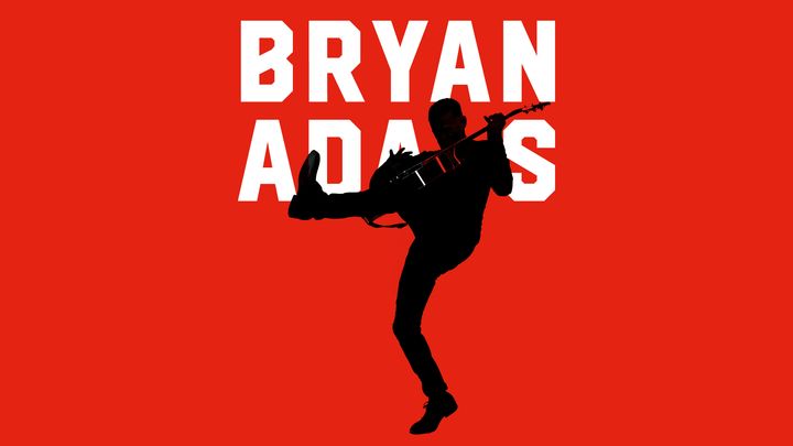 En svart siluett som spelar gitarr mot en röd bakgrund. Bakom siluetten står det Bryam Adams.
